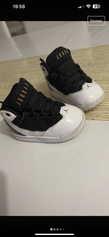 Basket Jordan noir et blanc taille 21