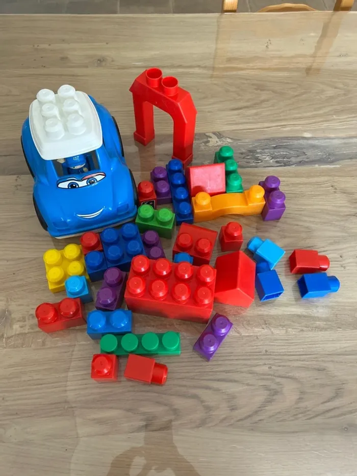 Voiture et ses cubes - photo numéro 2