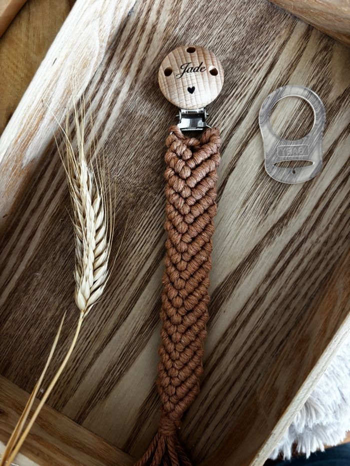 Attache, tétine personnalisée en macramé - photo numéro 2