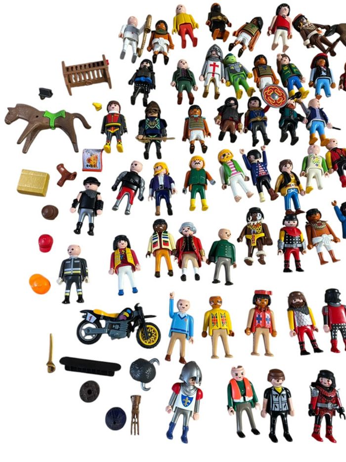 Gros lot d’un kilo comprenant 78 figurines Playmobil + accessoires - photo numéro 2