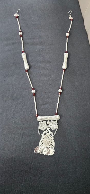 collier chaoui traditionnel skhab argenté et perles rouges et blanche