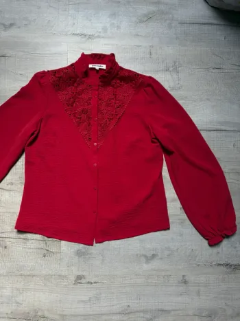 Chemise col montant , broderie manche ballon