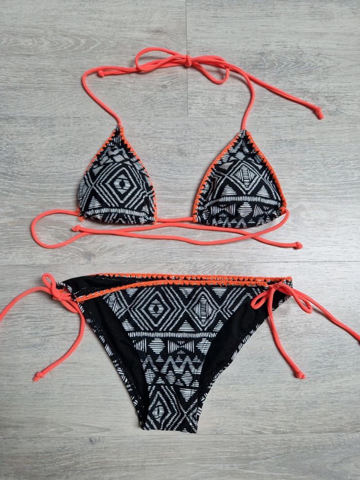 Maillot de bain bikini 2 pièces neuf XS Jennyfer graphique noir, blanc et orange/corail