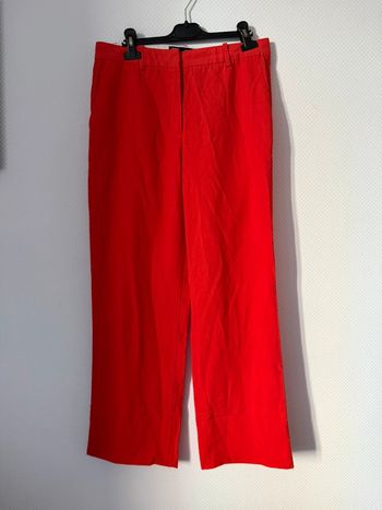 Pantalon droit rouge en très bon état taille M Zara