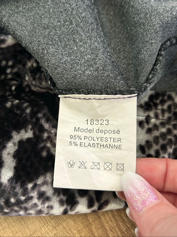 Robe noire et imprimée Soky&Soka taille S jamais portée - photo numéro 10