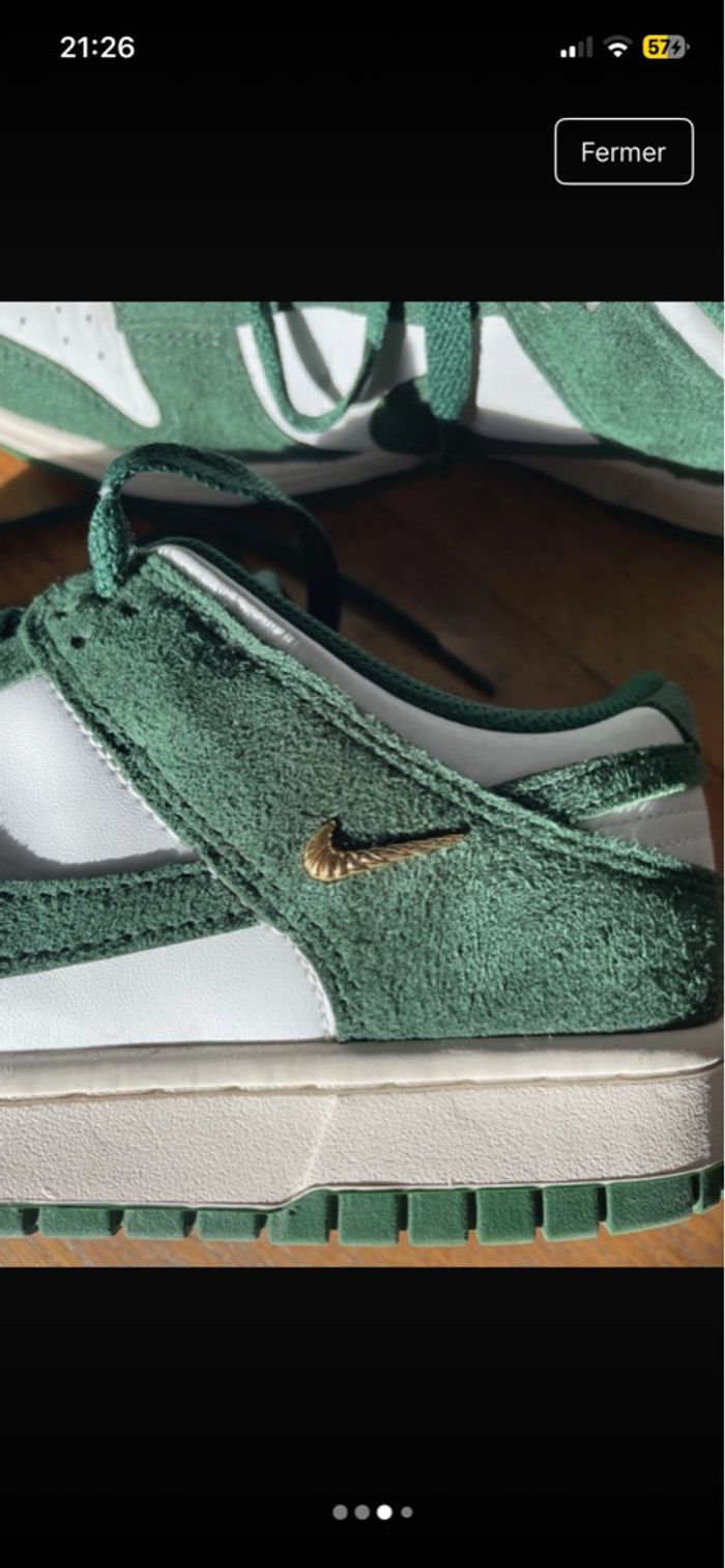 Nike dunk low vertes avec logo doré métalliques - photo numéro 3