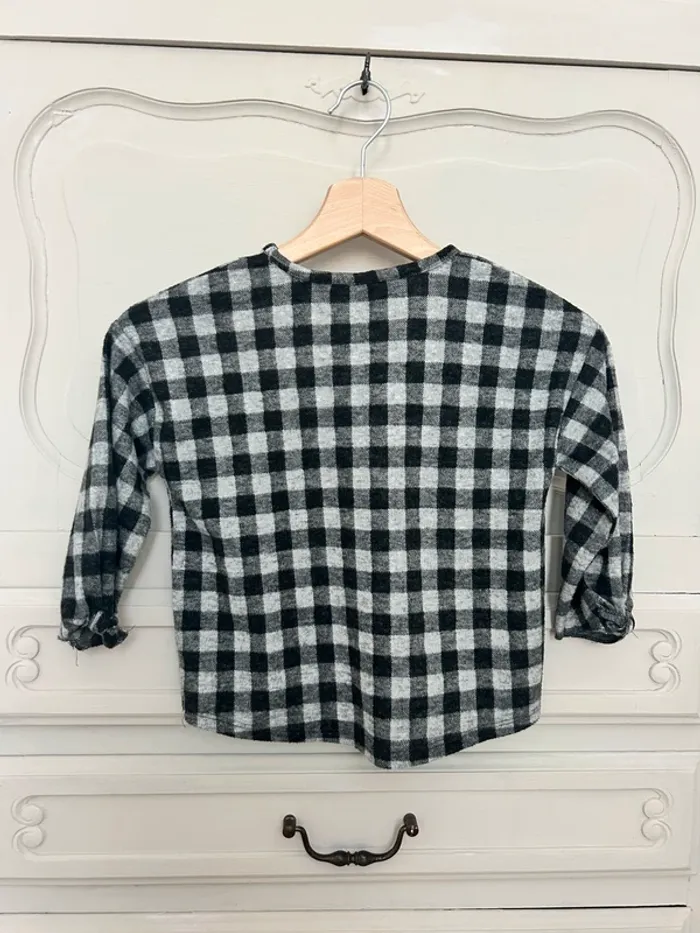Superbe petit pull gris et noir à carreaux Zara taille 6 ans - photo numéro 2