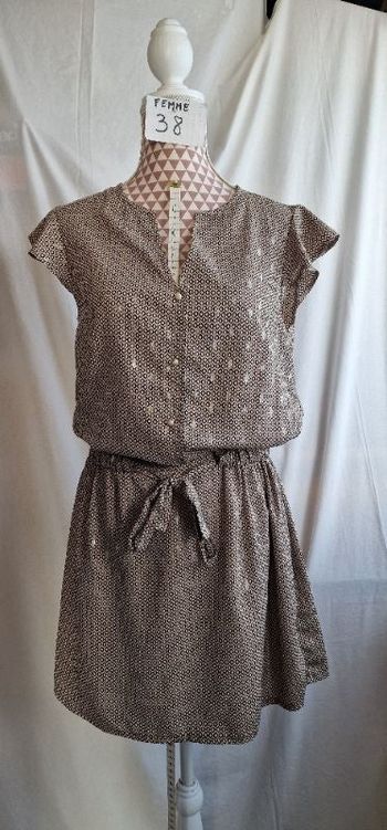 Robe, marron à motif doré, en polyester, en très très bon état, taille élastique +ceinture