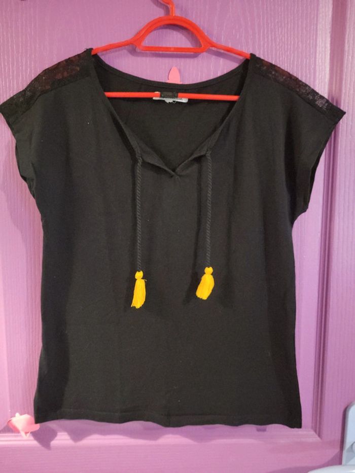 Haut noir pompons jaunes