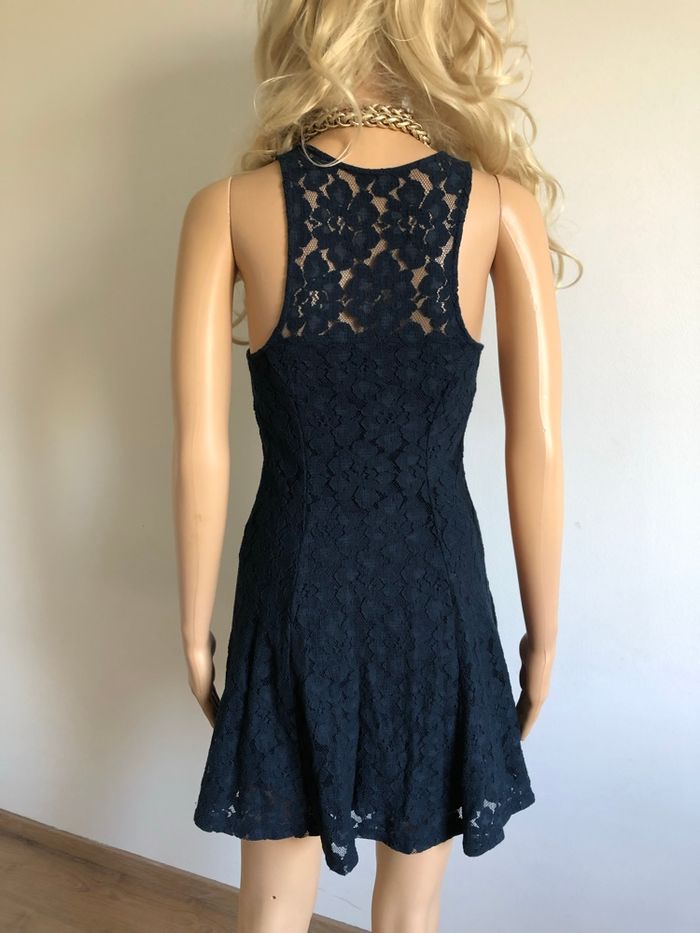 Robe bleue marine en dentelle Hollister taille S état satisfaisant - photo numéro 5