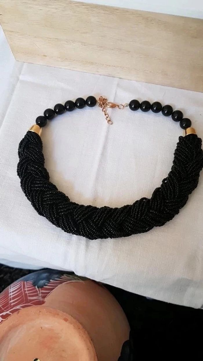 Collier en perles noires