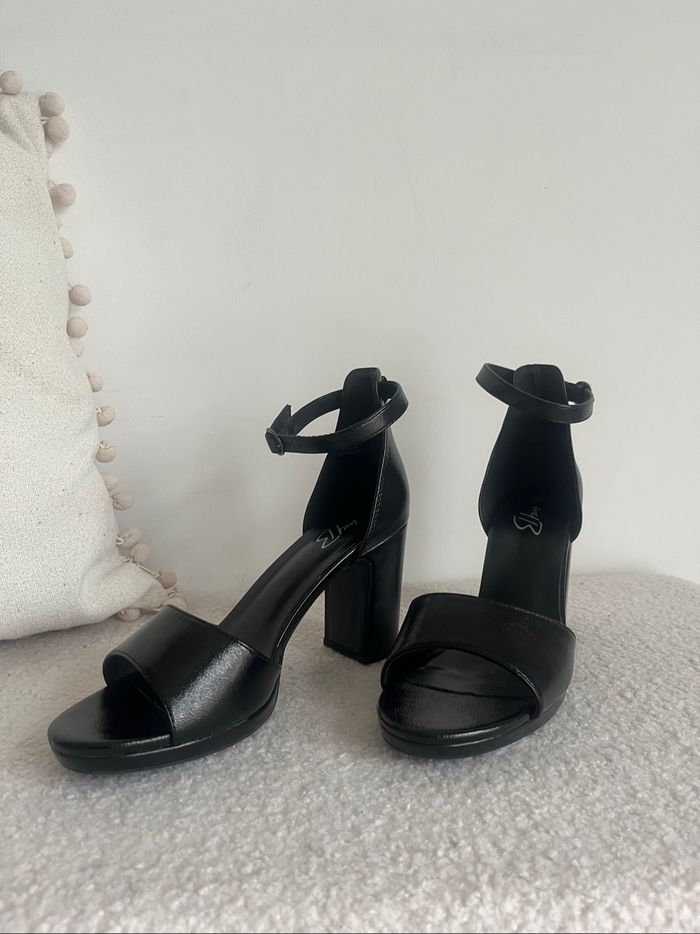Talons noir brillant