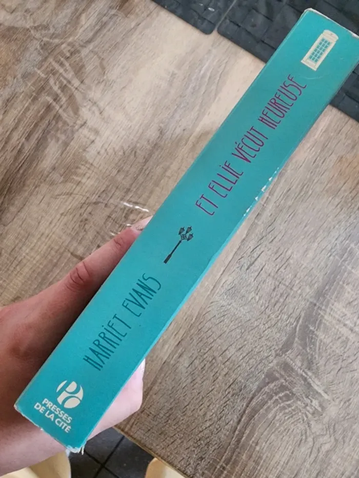 Livre broché "et Ellie vécut heureuse" de Harriet Evans - photo numéro 3