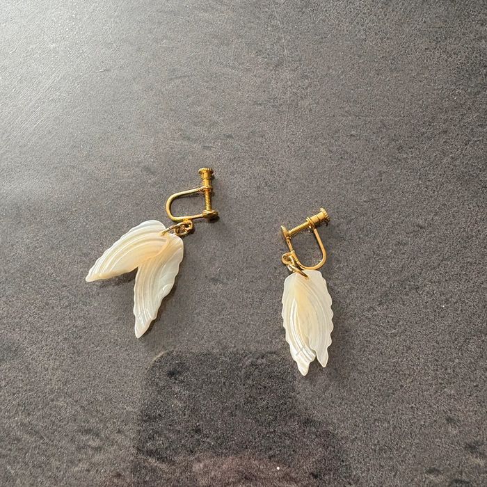 Boucles d’oreilles • doré & nacré • neuves 🌿