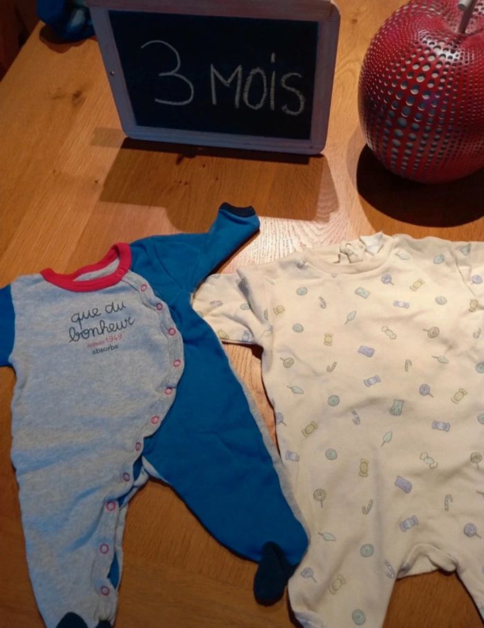 Lot de 2 pyjamas Absorba et un sans marque taille 3 mois en très bon état
