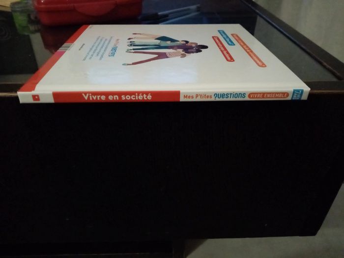 livre Vivre en societé - photo numéro 3