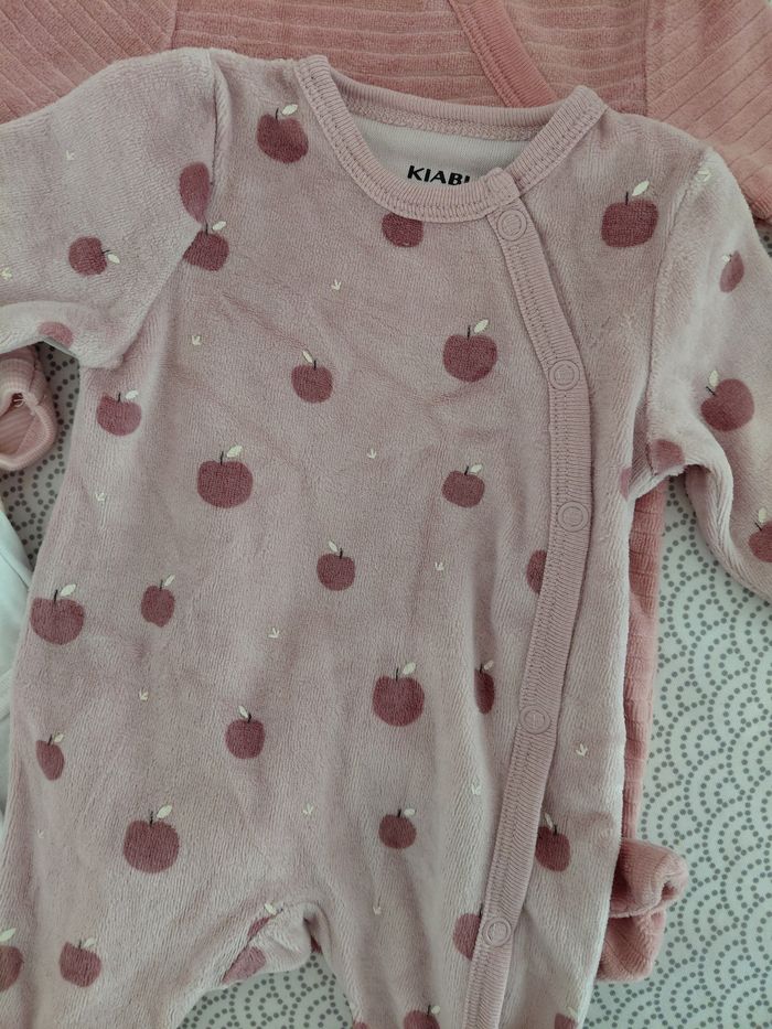 Lot bodies et pyjama 0 mois - photo numéro 3