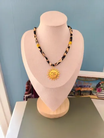 Collier motif léopard avec soleil doré