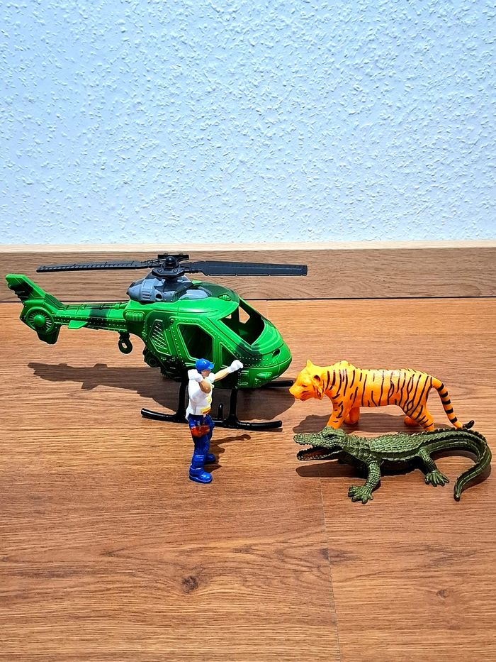 Hélicoptère militaire camo avec pilote, tigre et crocodile
