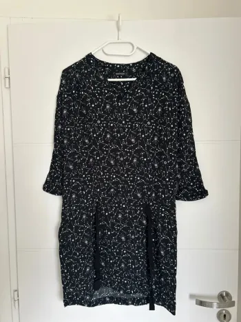 Robe noire avec motif blanc