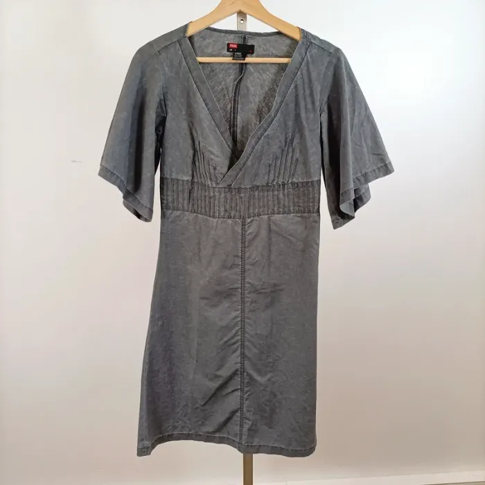 Robe grise Diesel à manches évasées taille S coupe féminine et détails lacés A1553