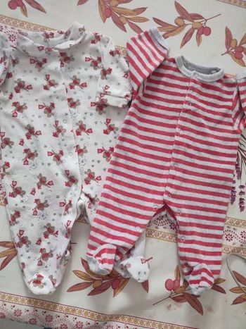 #kytie1moisgarcon. 2 grenouillères taille 1 mois