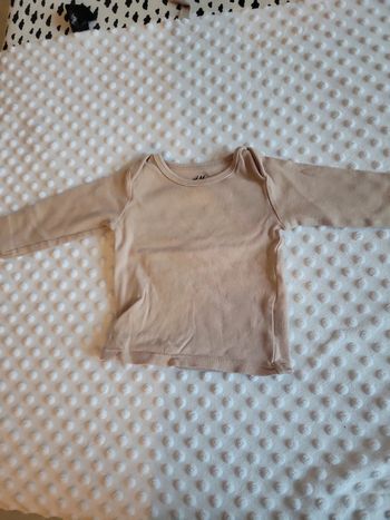 T-shirt manches longues beige uni H&M - Taille 2-4 mois (62 cm) Très bon état