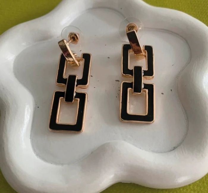 Boucles d’oreilles tendances rectangulaires noires et dorées - photo numéro 4