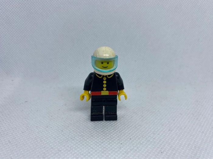 Minifigurine lego Town classic pompier avec son casque
