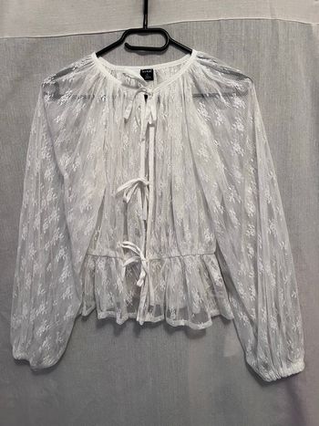 Blouse blanche à dentelle