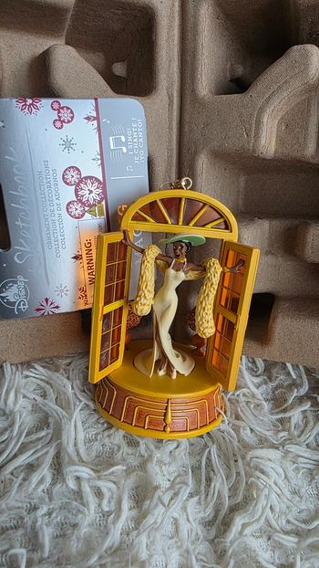 Figurine ornement disney princesse tiana (robe jaune) disneyland paris disney store