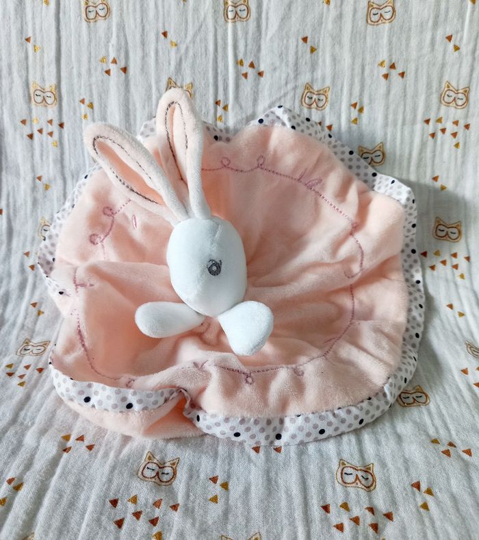 Doudou lapin rond rose pois