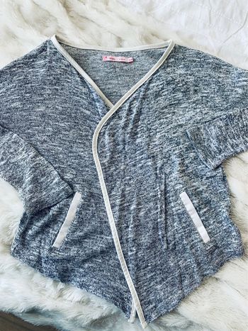 Gilet fin asymétrique avec liseré blanc