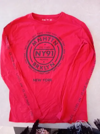 Maillot rouge longue manche imprimé taille 16 ans