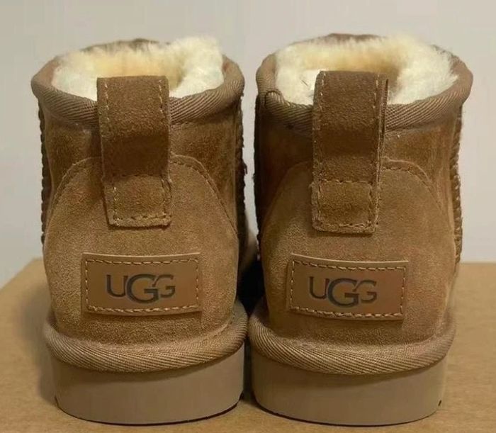 Bottes de neige UGG Mini, pointe 37
Couleur :Chataigne
Point :37
Neuves, dansleur boîte d'origine, jamais portées
Expédition sous 24h. - photo numéro 10