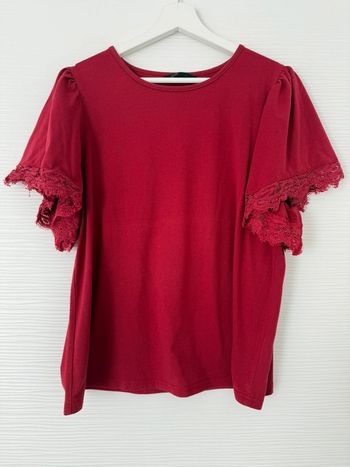 Haut t-shirt rouge framboise à manches courtes volants en dentelle col rond