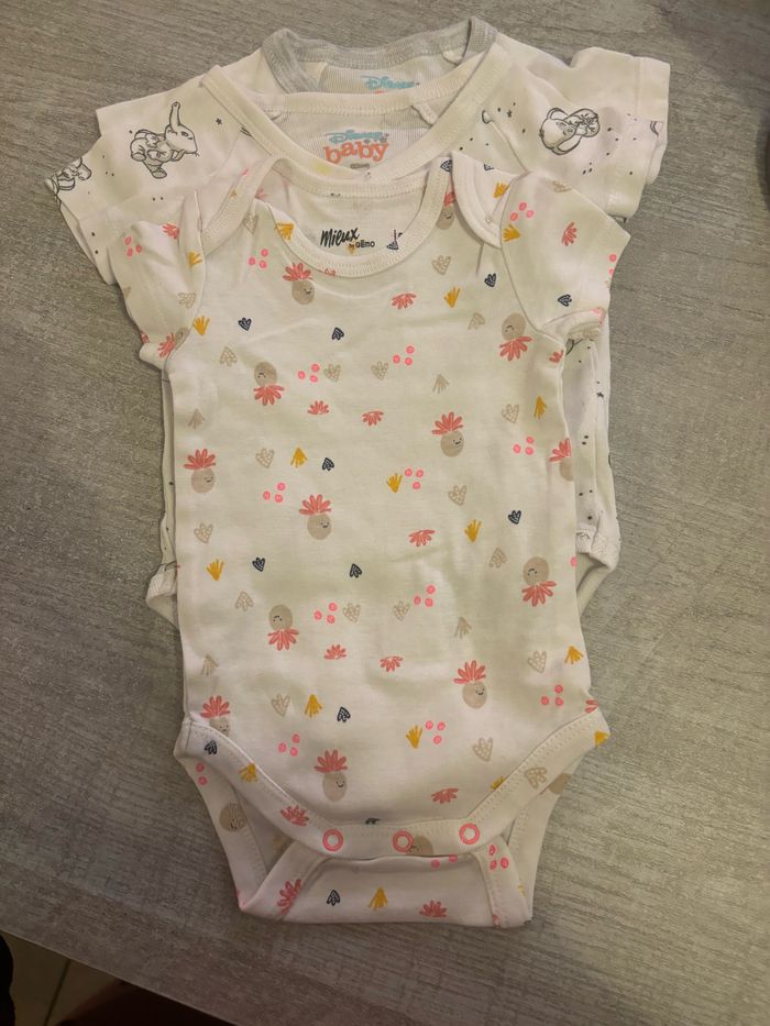 Lot de bodies 6 mois - photo numéro 3