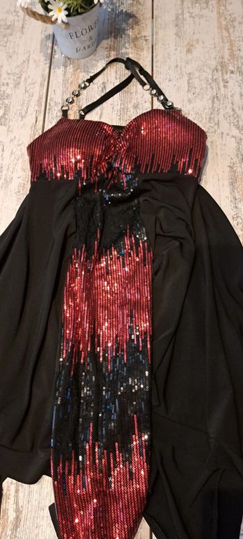 Robe fluide sequins bretelles gros strass