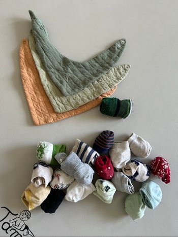 Lot chaussettes/ bavette