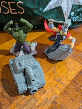 Lot figurines kinder Marvel hulk et thor 