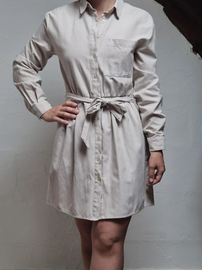 Robe chemise stradivarius taille M Couleur beige. - photo numéro 2