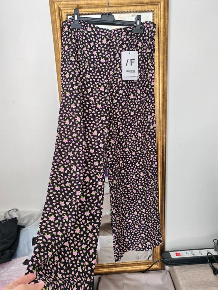 Pantalon large fleurs neuf - photo numéro 2