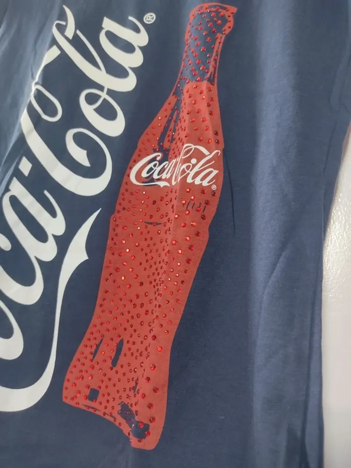 T-shirt femme Coca-Cola bleu marine et paillettes 34/36 Neuf avec étiquette - photo numéro 2