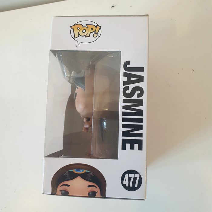 Funko Pop Jasmine chase #477 face avant de la boite décoloré par le soleil - photo numéro 2