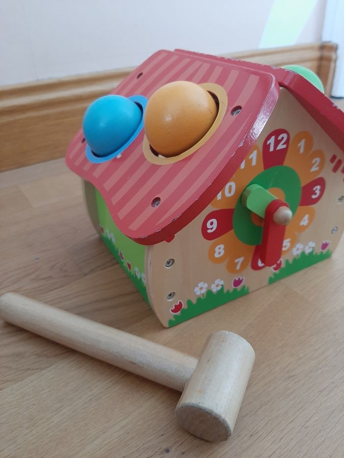 Maison bois avec boules et marteau - photo numéro 2