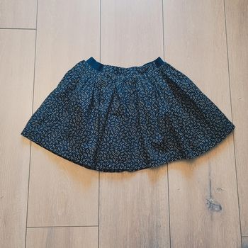 Très jolie jupe bleu marine à motif moutarde. Fille 6 ans. Marque Okaidi