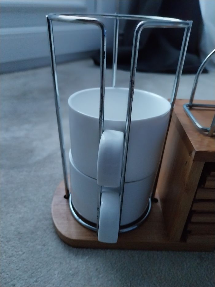 Tasses à café sous tasses sur présentoir - photo numéro 2