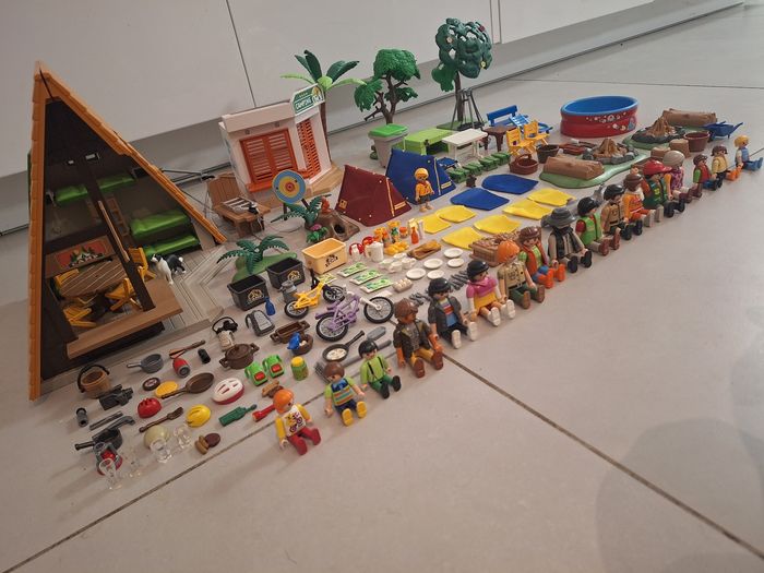 Lot playmobil camping avec chalet, feux de camps qui s'allument ( les 2 fonctionnent), tentes, arbres, nombreux accessoires et personnages - photo numéro 2