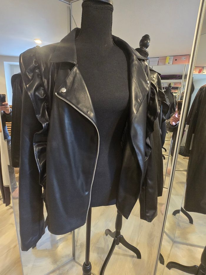 Veste perfecto noire en simili à volants T.44/46