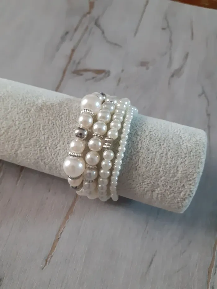 Lot 4 bracelets en perles blanc argenté